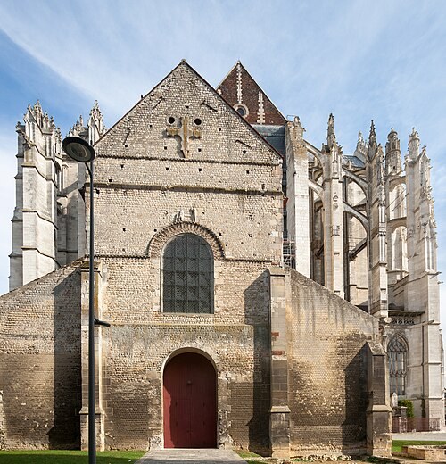 Notre-Dame de la Basse-Œuvre devant la cathédrale gothique de Beauvais